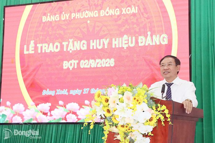 Bí thư Đảng ủy, Chủ tịch HĐND phường Đồng Xoài Vũ Văn Mười phát biểu chúc mừng các đảng viên được trao tặng Huy hiệu Đảng. Ảnh: Quang Minh