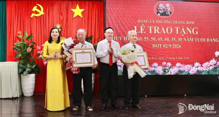 Lãnh đạo Đảng ủy phường Trảng Bom trao Huy hiệu 60 năm tuổi Đảng cho các đảng viên. Ảnh: Thanh Toàn