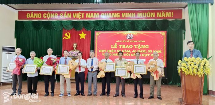 Lãnh đạo xã Hưng Thịnh trao tặng Huy hiệu Đảng cho các đảng viên đợt 2-9. Ảnh: Phan Trí