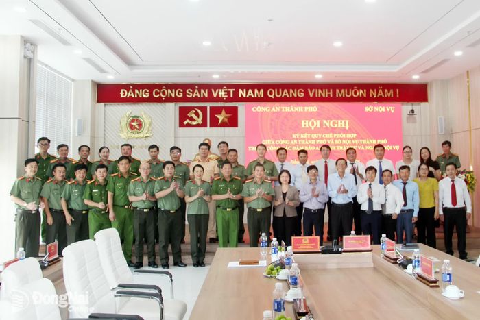 Các đại biểu chụp hình lưu niệm. Ảnh: Trần Danh