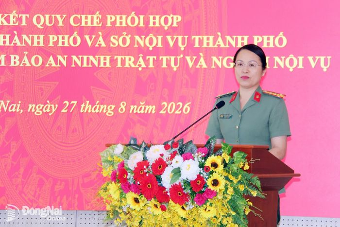 Đại tá Phạm Hồng Chính, Trưởng phòng An ninh chính trị nội bộ Công an thành phố thông qua nội dung quy chế. Ảnh: Trần Danh