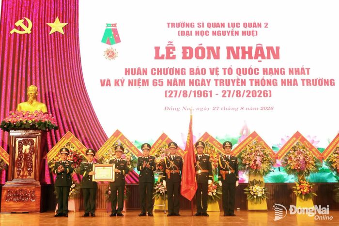 Thượng tướng Nguyễn Văn Gấu thừa ủy quyền của Chủ tịch nước gắn và trao Huân chương Bảo vệ Tổ quốc cho nhà trường. Ảnh: Nguyệt Hà