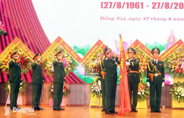 Thượng tướng Nguyễn Văn Gấu thừa ủy quyền của Chủ tịch nước gắn và trao Huân chương Bảo vệ Tổ quốc cho nhà trường. Ảnh: Nguyệt Hà