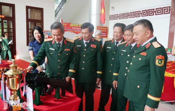 Thủ trưởng Tổng cục Chính trị và đại diện nhà trường tham quan các mô hình bên lề buổi lễ. Ảnh: Nguyệt Hà