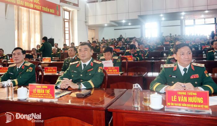 Trung tướng Lê Văn Hướng, Phó Tổng Tham mưu trưởng Quân đội nhân dân Việt Nam; Trung tướng Lê Xuân Thế, Ủy viên Trung ương Đảng, Ủy viên Quân ủy Trung ương, Tư lệnh Quân khu 7 và đại biểu dự lễ. Ảnh: Nguyệt Hà