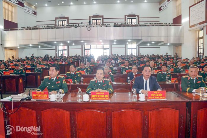 Thượng tướng Nguyễn Văn Gấu, Ủy viên Trung ương Đảng, Ủy viên Quân ủy Trung ương, Thứ trưởng Bộ Quốc phòng và Phó Bí thư Thành ủy Đồng Nai Võ Tấn Đức, thủ trưởng nhà trường dự lễ. Ảnh: Nguyệt Hà
