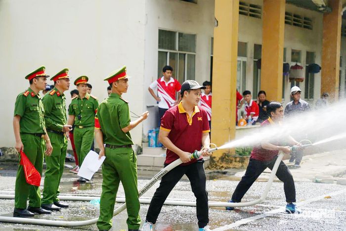 Các Đội PCCC cơ sở của các đơn vị sôi nổi tham gia Hội thi.
