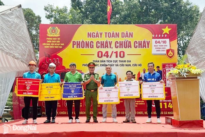 Đồng chí Thượng tá Phạm Đức Tâm - Trưởng ban tổ chức trao giải Nhất, Nhì, Ba và Khuyến khích cho các Đội đạt thành thích cao.