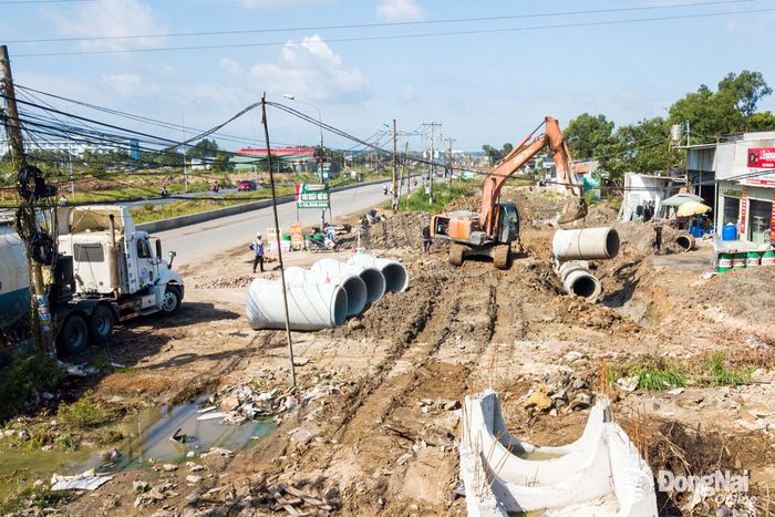 Nhà thầu cam kết sẽ tăng cường nhân lực, thiết bị để đẩy nhanh tiến độ dự án sau khi nhận mặt bằng sạch. Ảnh: Xuân Lượng