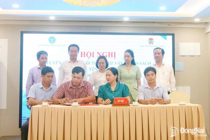 Các đại biểu ký kết tham gia bảo hiểm xã hội tự nguyện, bảo hiểm y tế hộ gia đình. Ảnh: Hạnh Dung