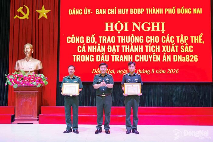 Đại tá Nguyễn Anh Đức, Phó Chỉ huy trưởng Bộ Chỉ huy Quân sự thành phố Đồng Nai kiêm Chỉ huy trưởng Ban Chỉ huy Bộ đội Biên phòng thành phố trao thưởng cho 2 tập thể xuất sắc. Ảnh: Tú Trịnh