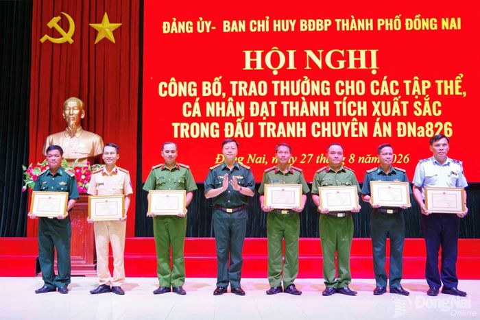 Đại tá Phạm Văn Đảng, Phó Chính ủy Bộ Chỉ huy Quân sự kiêm Chính ủy Ban Chỉ huy Bộ đội Biên phòng trao thưởng cho cá nhân thuộc Bộ đội Biên phòng và các đơn vị phối hợp. Ảnh: Tú Trịnh
