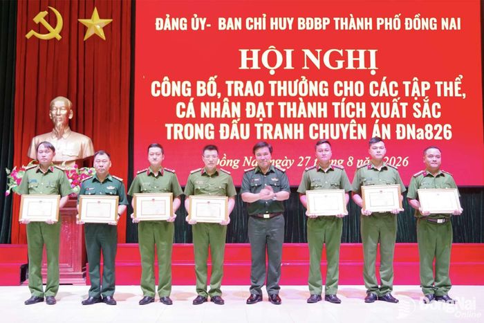 Đại tá Nguyễn Anh Đức, Phó Chỉ huy trưởng Bộ Chỉ huy Quân sự thành phố Đồng Nai kiêm Chỉ huy trưởng Ban Chỉ huy Bộ đội Biên phòng thành phố trao thưởng cho các cá nhân thuộc Bộ đội Biên phòng, Công an thành phố. Ảnh: Tú Trịnh