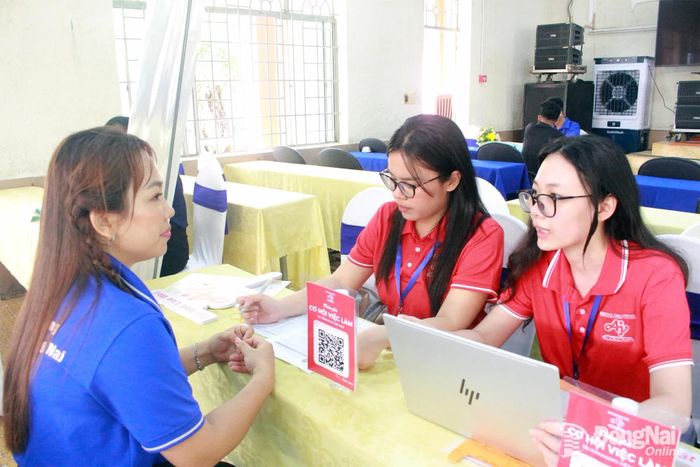 Đại diện các doanh nghiệp giới thiệu việc làm cho sinh viên các trường đại học, cao đẳng. Ảnh: N.Hòa
