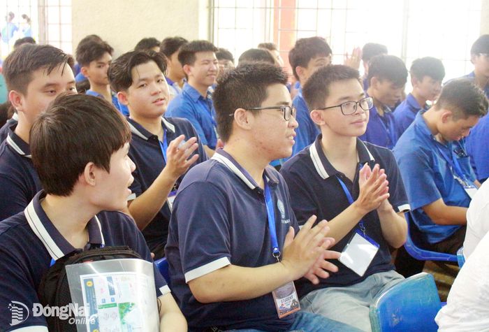 Sinh viên các trường đại học, cao đẳng tham dự tại hội nghị. Ảnh: Nguyễn Hòa