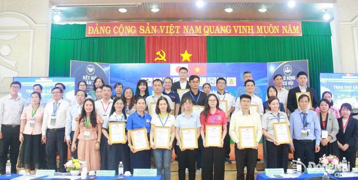 Đại diện các doanh nghiệp Nhật Bản nhận thư cảm ơn từ ban tổ chức. Ảnh: N.Hòa