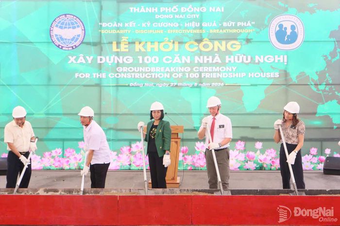 Thành ủy viên, Phó Chủ tịch UBND thành phố Nguyễn Thị Hoàng cùng các đại biểu thực hiện nghi thức khởi công xây dựng 100 căn nhà Hữu nghị. Ảnh: Văn Truyên