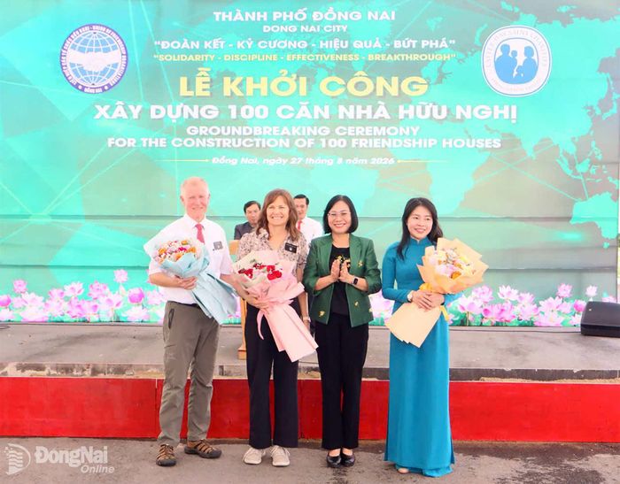 Thành ủy viên, Phó Chủ tịch UBND thành phố Nguyễn Thị Hoàng tặng hoa tri ân sự đóng góp của Tổ chức LDSC và ghi nhận nỗ lực của Liên hiệp các tổ chức hữu nghị thành phố. Ảnh: Văn Truyên