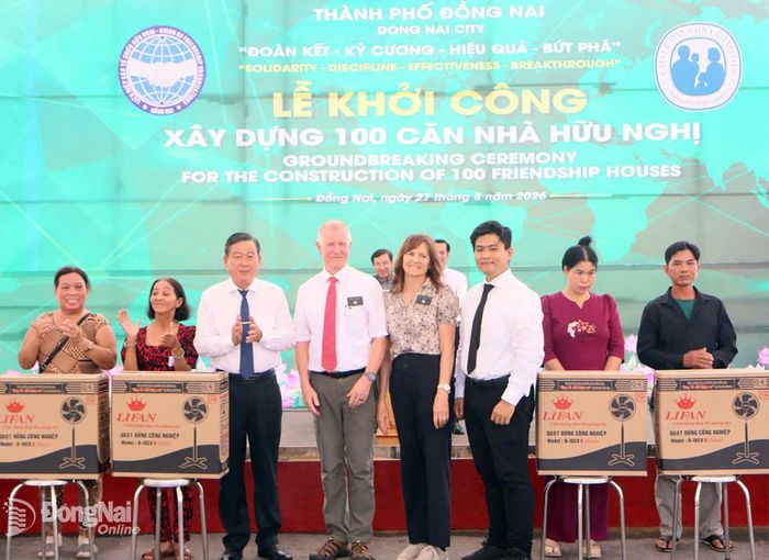 Các gia đình được hỗ trợ xây dựng nhà Hữu nghị ở phường Tân Phú nhận quà do Tổ chức LDSC, Hội Hữu nghị Việt Nam - Hoa Kỳ thành phố Đồng Nai (Liên hiệp các tổ chức hữu nghị thành phố) trao tặng. Ảnh: Văn Truyên