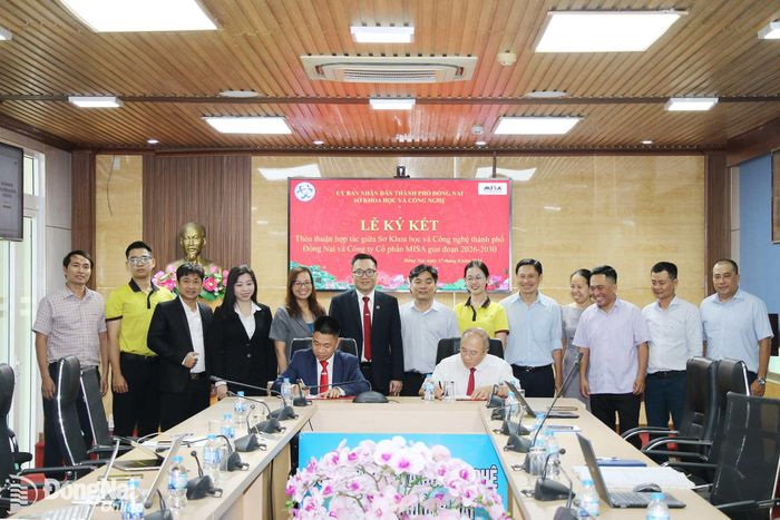 Đại diện lãnh đạo hai bên ký kết thỏa thuận hợp tác về thúc đẩy phát triển khoa học, công nghệ, đổi mới sáng tạo và chuyển đổi số giai đoạn 2026-2030. Ảnh: Hải Quân