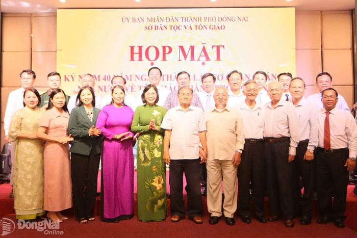 Thành ủy viên, Phó Chủ tịch UBND thành phố Nguyễn Thị Hoàng và các đại biểu tham dự lễ kỷ niệm. Ảnh: Văn Truyên