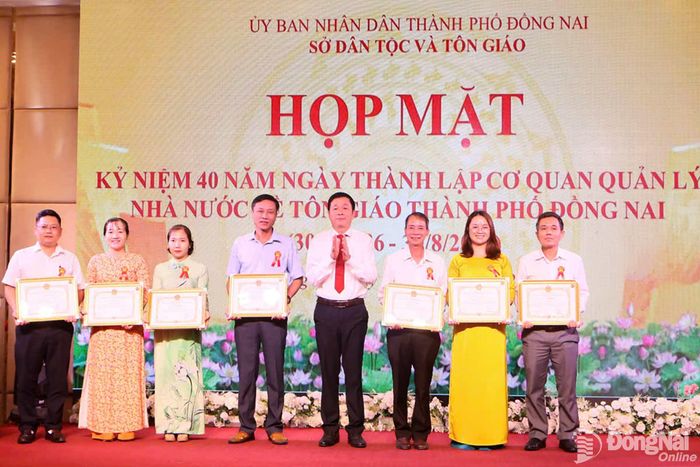 Giám đốc Sở Dân tộc và Tôn giáo thành phố Trần Thanh Hòa tặng giấy khen cho các cá nhân. Ảnh: Văn Truyên