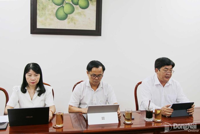Thành ủy viên, Giám đốc Sở Khoa học và Công nghệ Phạm Văn Trinh (bìa phải) chia sẻ tại buổi làm việc. Ảnh: Hải Quân