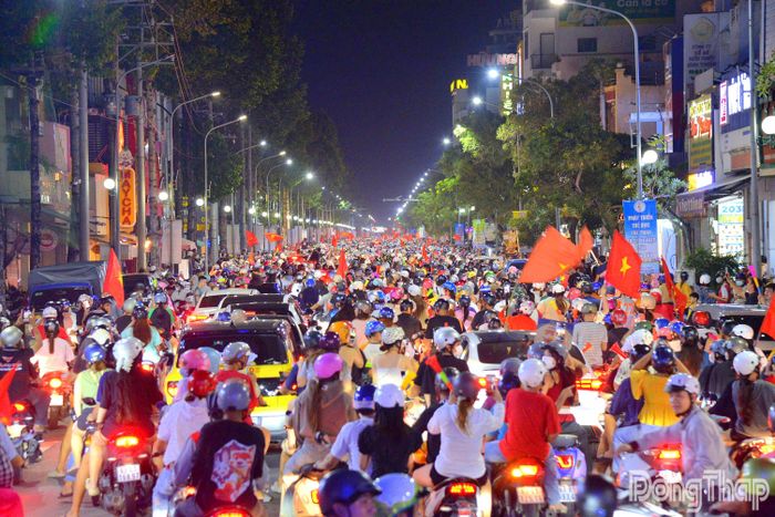Dòng xe nối dài qua nhiều tuyến phố.