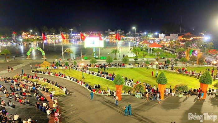 Dòng người thưởng thức bóng đá tại Quảng trường Sa Đéc (phường Sa Đéc).