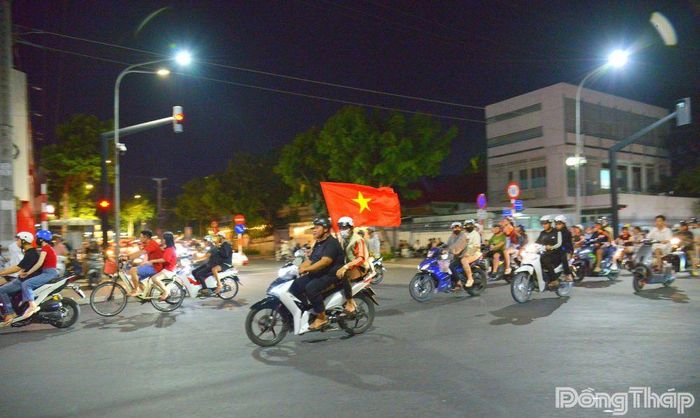 Cờ đỏ sao vàng tung bay khắp các tuyến phố khi tiếng còi mãn cuộc vang lên, xác nhận chức Vô địch thuộc về Việt Nam.