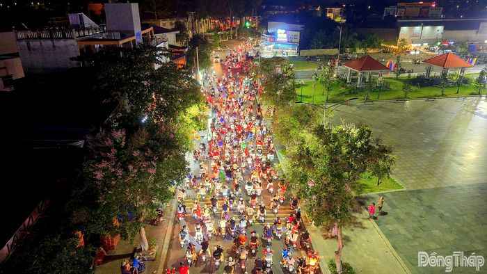 Sau trận đấu, hàng ngàn người tại phường Sa Đéc cùng hòa mình chung vui với chiến thắng của Đội tuyển Việt Nam.