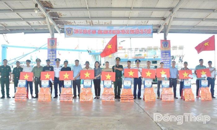 Cảnh sát biển đồng hành với ngư dân.