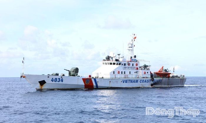 Tàu Cảnh sát biển 4034 thực hiện nhiệm vụ trên biển.