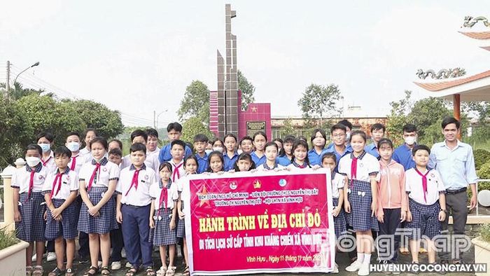 Đoàn viên, thanh niên, học sinh về nguồn tại Khu kháng chiến xã Vĩnh Hựu.