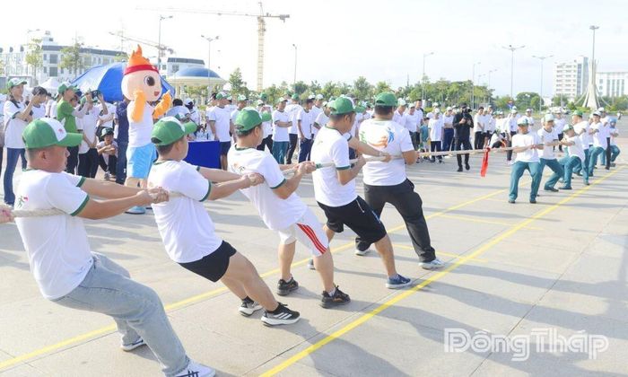 Người dân tham gia thi đấu môn Kéo co tại Chương trình Toàn dân tập luyện thể thao năm 2026.