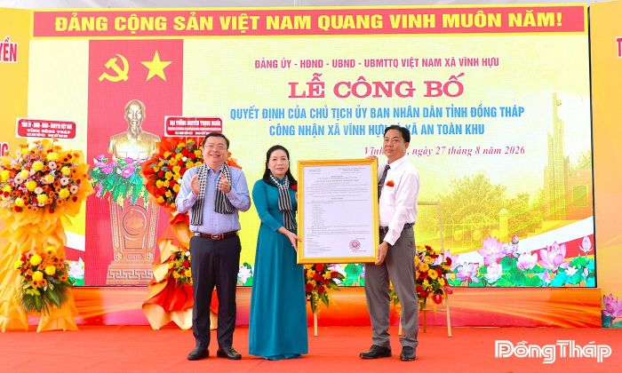 Đồng chí Phan Văn Thương trao Quyết định của Chủ tịch UBND tỉnh Đồng Tháp công nhận Vĩnh Hựu là xã An toàn khu.