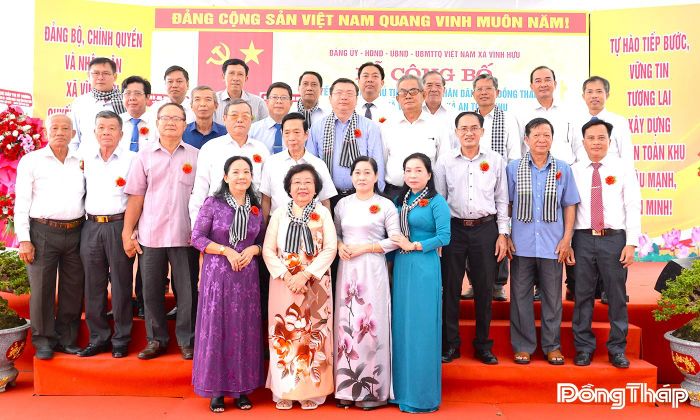 Lãnh đạo tỉnh cùng các đồng chí nguyên lãnh đạo tỉnh Tiền Giang (cũ), nguyên lãnh đạo huyện Gò Công Tây (cũ), các đại biểu chụp ảnh lưu niệm với lãnh đạo xã Vĩnh Hựu.