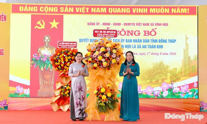 Thay mặt lãnh đạo tỉnh, đồng chí Châu Thị Mỹ Phương tặng hoa chúc mừng xã Vĩnh Hựu đạt danh hiệu là xã An toàn khu.
