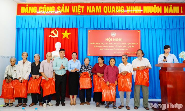 Ban Tổ chức trao quà cho 15 hộ nghèo, hộ có hoàn cảnh khó khăn trên địa bàn khu phố 6.