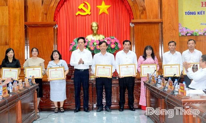 Đồng chí Nguyễn Thành Diệu trao Bằng khen của Bộ Tài chính cho các tập thể, cá nhân.