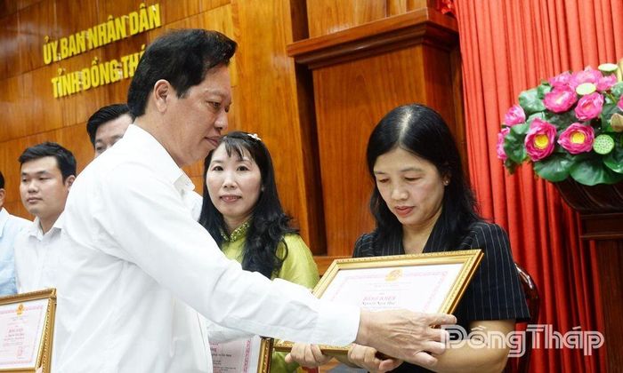 Đồng chí Nguyễn Thành Diệu trao Bằng khen của Chủ tịch UBND tỉnh cho các tập thể, cá nhân.