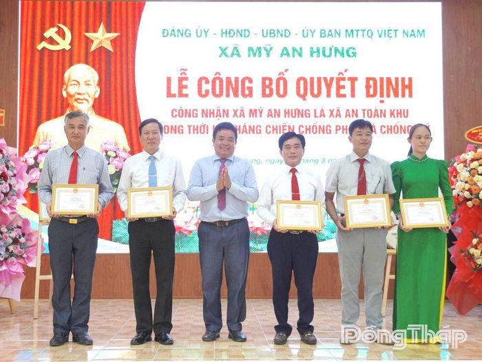Đại diện lãnh đạo UBND xã Mỹ An Hưng trao tặng Giấy khen cho các tập thể, cá nhân có nhiều đóng góp trong quá trình xây dựng hồ sơ và phát huy truyền thống xã An toàn khu.