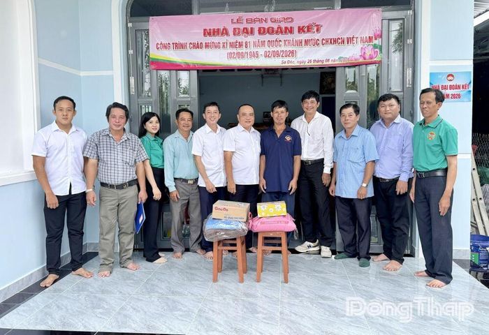 Ủy ban MTTQ Việt Nam phường Sa Đéc bàn giao nhà Đại đoàn kết cho gia đình anh Lê Minh Trung. Ảnh: NGỌC DUY