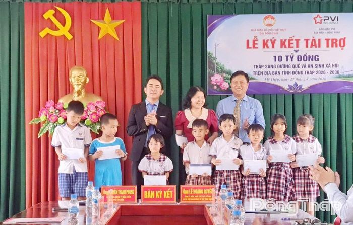 Công ty Bảo hiểm PVI Tây Nam trao học bổng cho học sinh có hoàn cảnh khó khăn trên địa bàn xã Mỹ Hiệp.