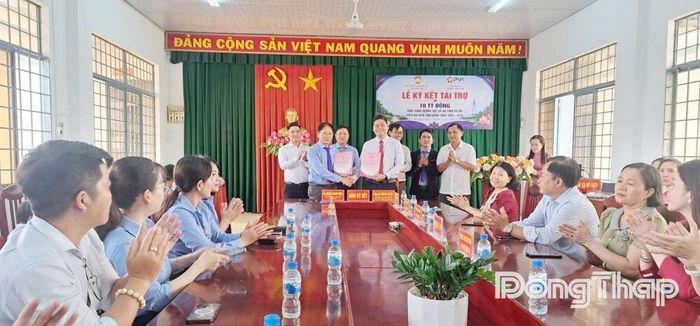 Đại diện lãnh đạo 2 đơn vị ký kết thỏa thuận tài trợ Chương trình “Thắp sáng đường quê” gắn với chuyển đổi số và an sinh xã hội trên địa bàn tỉnh.