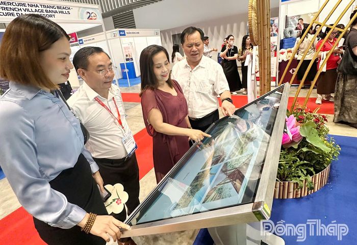 Du khách tham quan khu vực trưng bày, giới thiệu sản phẩm du lịch, đặc trưng của Đồng Tháp.