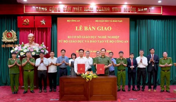 Thượng tướng Lê Văn Tuyến - Thứ trưởng Bộ Công an và Thứ trưởng Bộ GD&ĐT Lê Quân ký và trao biên bản bàn giao. Ảnh: Bộ Công an