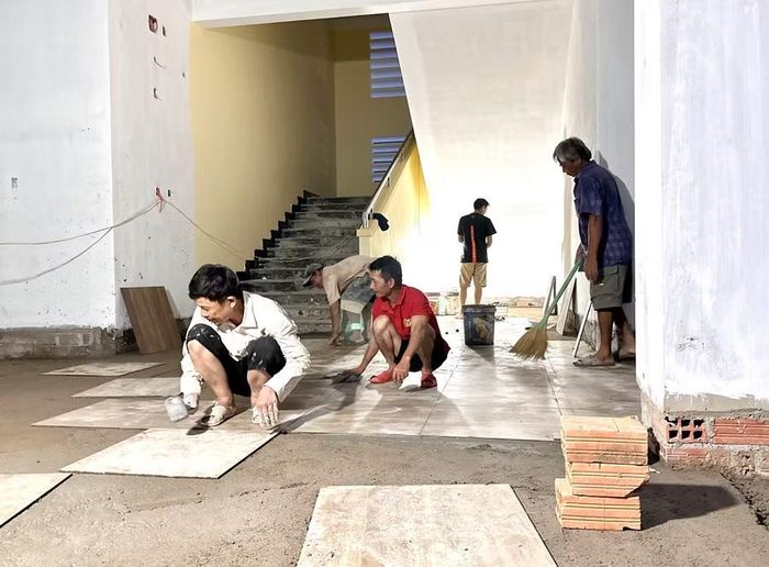  Công nhân khẩn trương thi công trong đêm các hạng mục tại điểm trường Ia Púch. Ảnh: Hà Duy 