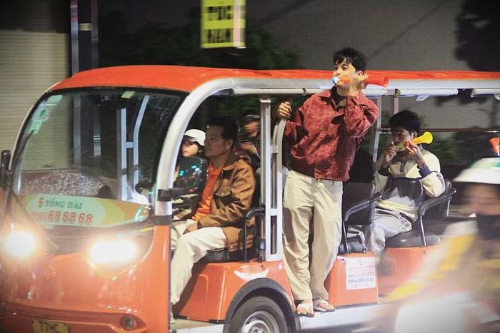 Chuyến xe điện 4 bánh khám phá Pleiku "bất đắc dĩ" hòa cùng dòng người ăn mừng tuyển Việt Nam vô địch trước Thái Lan. Ảnh: Hoàng Hoài