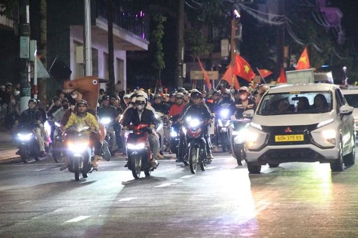 Dù đường phố đông người, các phương tiện vẫn dừng đèn đỏ, chấp hành quy định khi tham gia giao thông. Ảnh: Hoàng Hoài